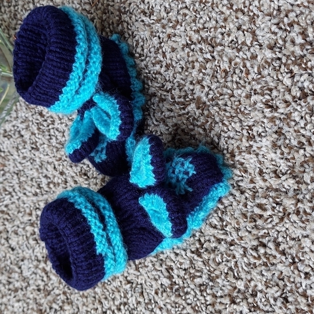 Adorable baby booties. Size 6-9 month.